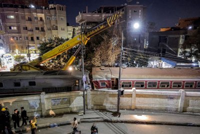 Пътнически влак дерайлира в Египет
