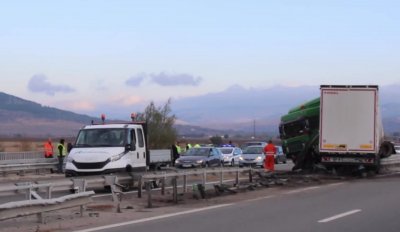 Камион разкъса мантинела на АМ „Струма“