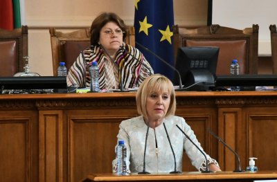 Мая Манолова безапелационно грабва приза царица на микрофона в парламента