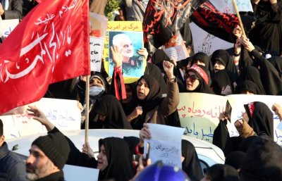 Разтревожени родители протестираха вчера в иранската столица Техеран и други