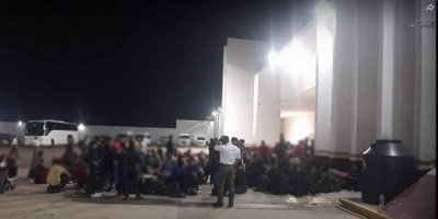 Намериха 343 души, натъпкани в ремарке на камион в Мексико