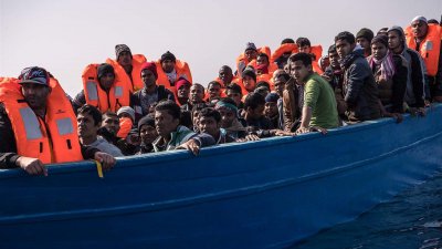 Спасиха 105 мигранти от лодка без гориво край Либия