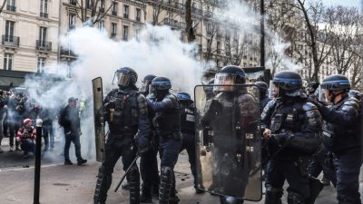 Шестият ден на парижката демонстрация срещу пенсионната реформа беше белязан от