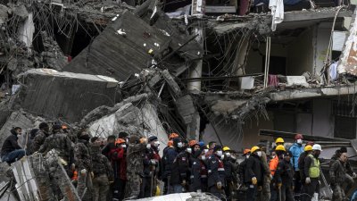 Срути се сграда, повредена при труса в Турция, има ранени