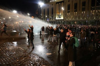 Полицията в Грузия използва сълзотворен газ и зашеметяващи гранати за