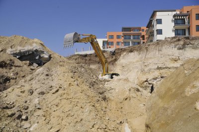 Багер разкопа плажната ивица в Равда