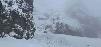 Група от 12 туристи успя да се измъкне от лавина