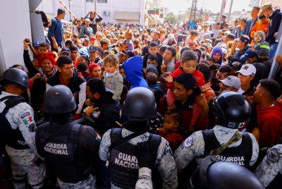 Стотици хора се опитаха да щурмуват американско мексиканската граница в неделя след като