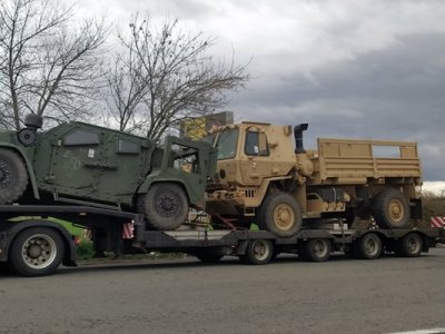 Транзит: Камиони с бойна техника минават през България за Украйна (СНИМКИ)