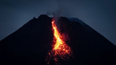Индонезийският връх Мерапи един от най активните вулкани в света изригна