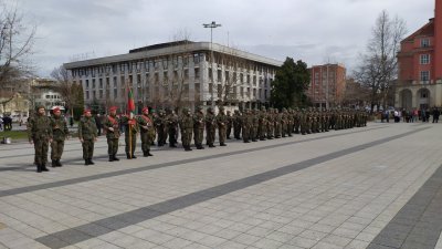 В продължение на шест месеца на километри от Родината в