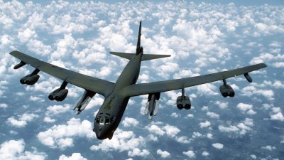 Два стратегически бомбардировача Boeing B 52H Stratofortress на американската армия извършиха