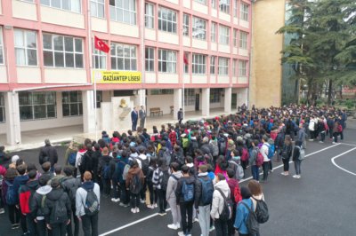 Учениците в турските окръзи Газиантеп Адана и Османие днес се