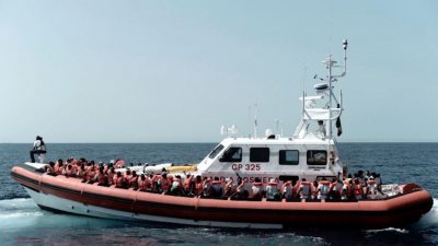 Италианските власти станаха обект на критики след като лодка с