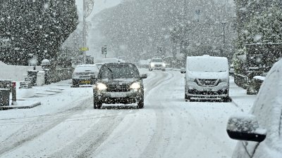 Обилен снеговалеж и силни ветрове причиниха хаос в транспорта във
