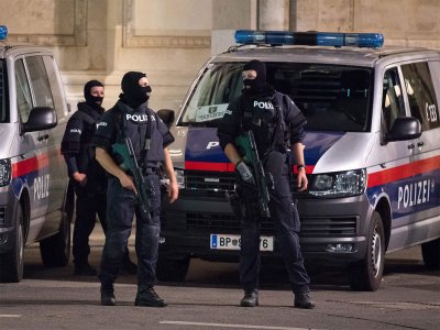 Полицията в австрийската столица Виена провежда широкомащабна акция заради повишена опасност от нападение Полицейските