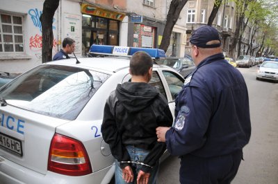 Задържани са петима малолетни счупили камера по бул 25 ти