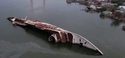 Ръждясващите останки от луксозна яхта на Саддам Хюсеин са се