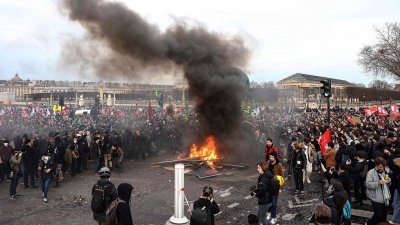 Парижката полиция забрани днес митингите срещу пенсионната реформа на площад