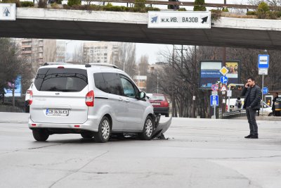 Катастрофа между две леки коли на кръстовището на бул България