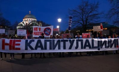 Няколко хиляди души се събраха в Белград снощи за да