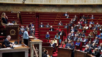 Правителството на френския президент Еманюел Макрон оцеля във вот на