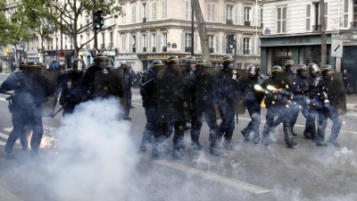 Жестоки сблъсъци между полиция и демонстранти в центъра на Париж