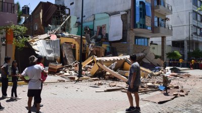 Най малко 15 души са загинали при земетресението с магнитуд 6 8
