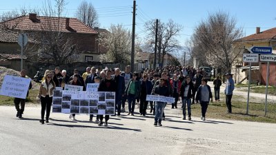 Жителите на Трилистник излязоха на протест и блокираха за кратко