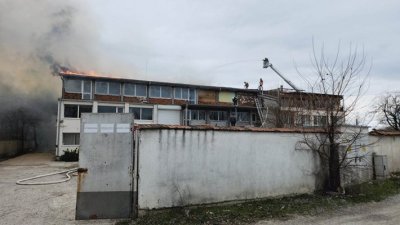 Голям пожар лумна в хале близо до Стъкларския завод в
