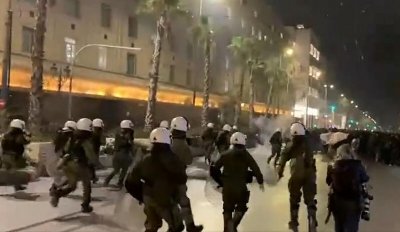 Уволниха началника на гръцката полиция след видеозаписи в които полицаи