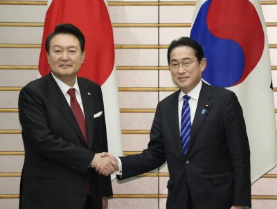 Япония и Южна Корея стоплят отношенията пред заплахата от КНДР