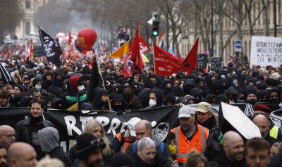 Френският Сенат одобри днес оспорваната от синдикати и работещи пенсионната