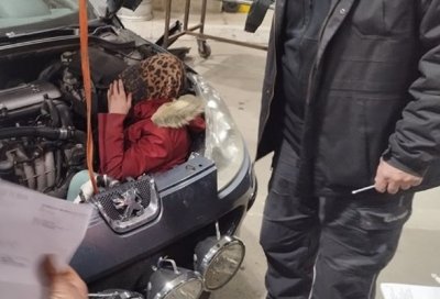 Куриоз: Мигрантка се скри при двигателя на кола (Снимка)
