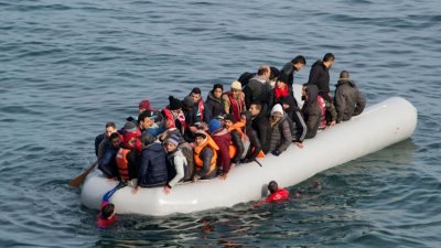 Италианската брегова охрана спаси около 750 мигранти при две отделни