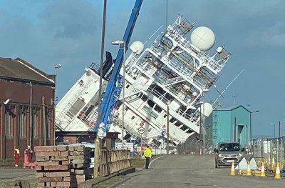 Силни ветрове преобърнаха настрани огромен кораб в доковете на Единбург Инцидентът