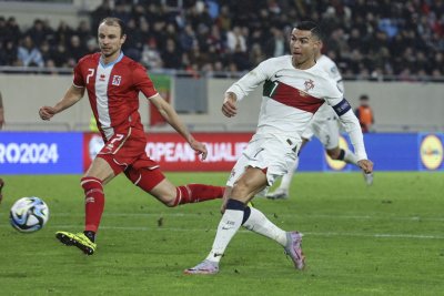 Португалия крачи уверено след нови два гола на CR7