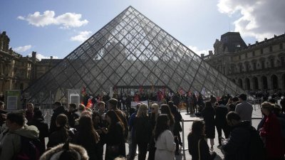Протестиращи блокираха Лувъра в Париж