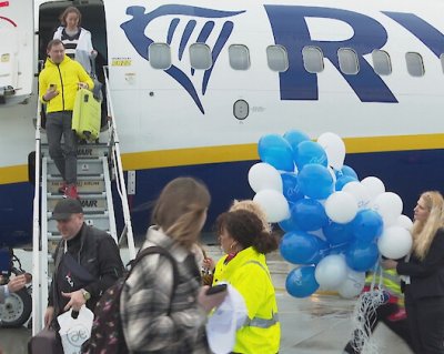 Първият редовен полет кацна на летище Бургас с 173 ма пътника