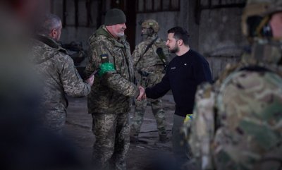 Президентът Володимир Зеленски посети украинските войски край фронтовия град Бахмут