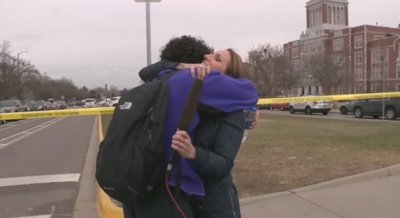 Репортерка прегърна сина си в ефир след стрелба в училището му 