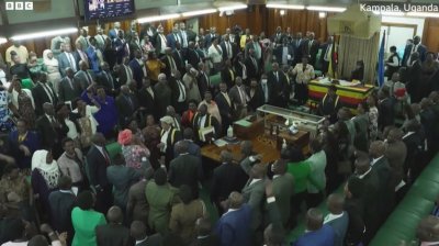 Парламентът на Уганда прие закон според който самоопределянето като ЛГБТ