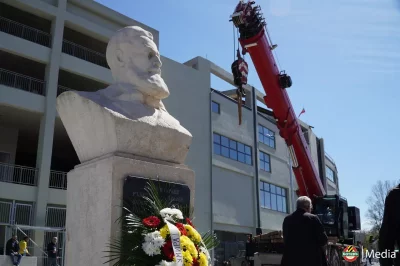 Вдигнаха паметник на Христо Ботев пред „Колежа“
