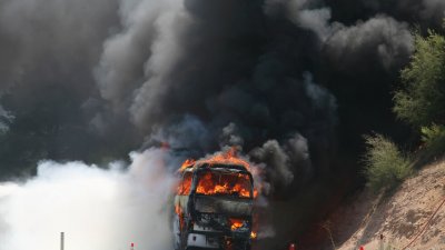 20 поклонници загинаха в горящ автобус в Саудитска Арабия 