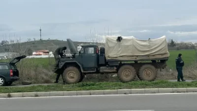 Каръщина: Военен камион с 20 задържани бежанци се счупи край Ямбол (СНИМКИ)
