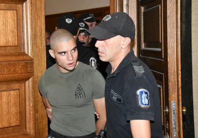 Мамин сладък: Бургаски батки се гаврят в затвора с прокурорското синче
