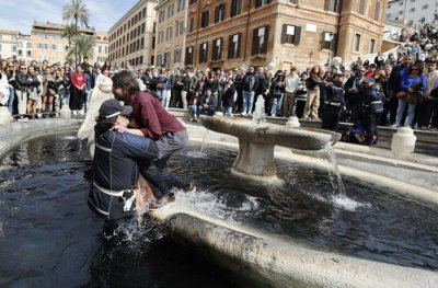 Климатични активисти изляха черна боя в монументален фонтан на площад