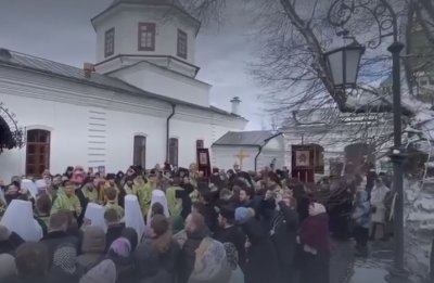 Десетки богомолци се събраха пред прочутия манастир в Киев Киево