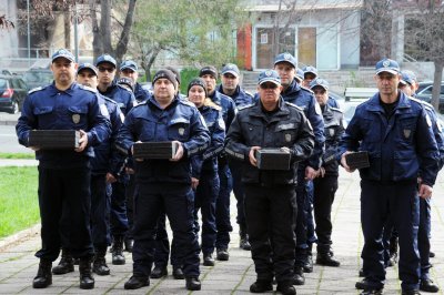 Нови пистолети получиха полицаите от Бургас На тържествена церемония пред