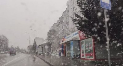 Сняг заваля във Варна (ВИДЕО)